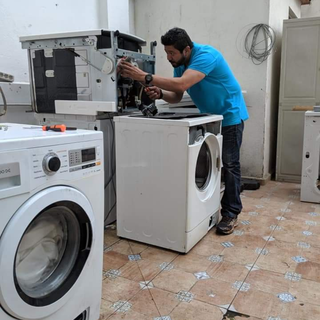 profesional arreglando una lavadora