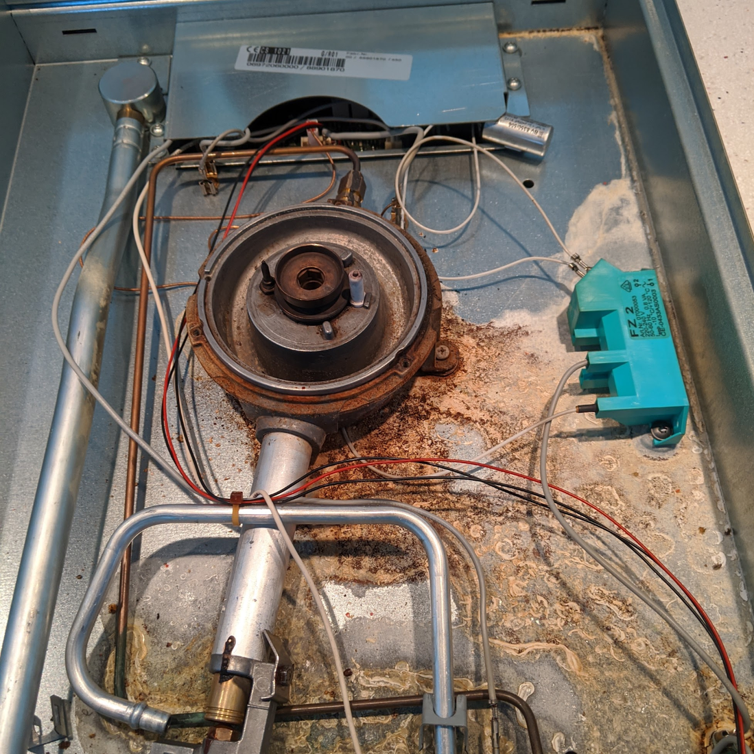 un electrodoméstico siendo reparado