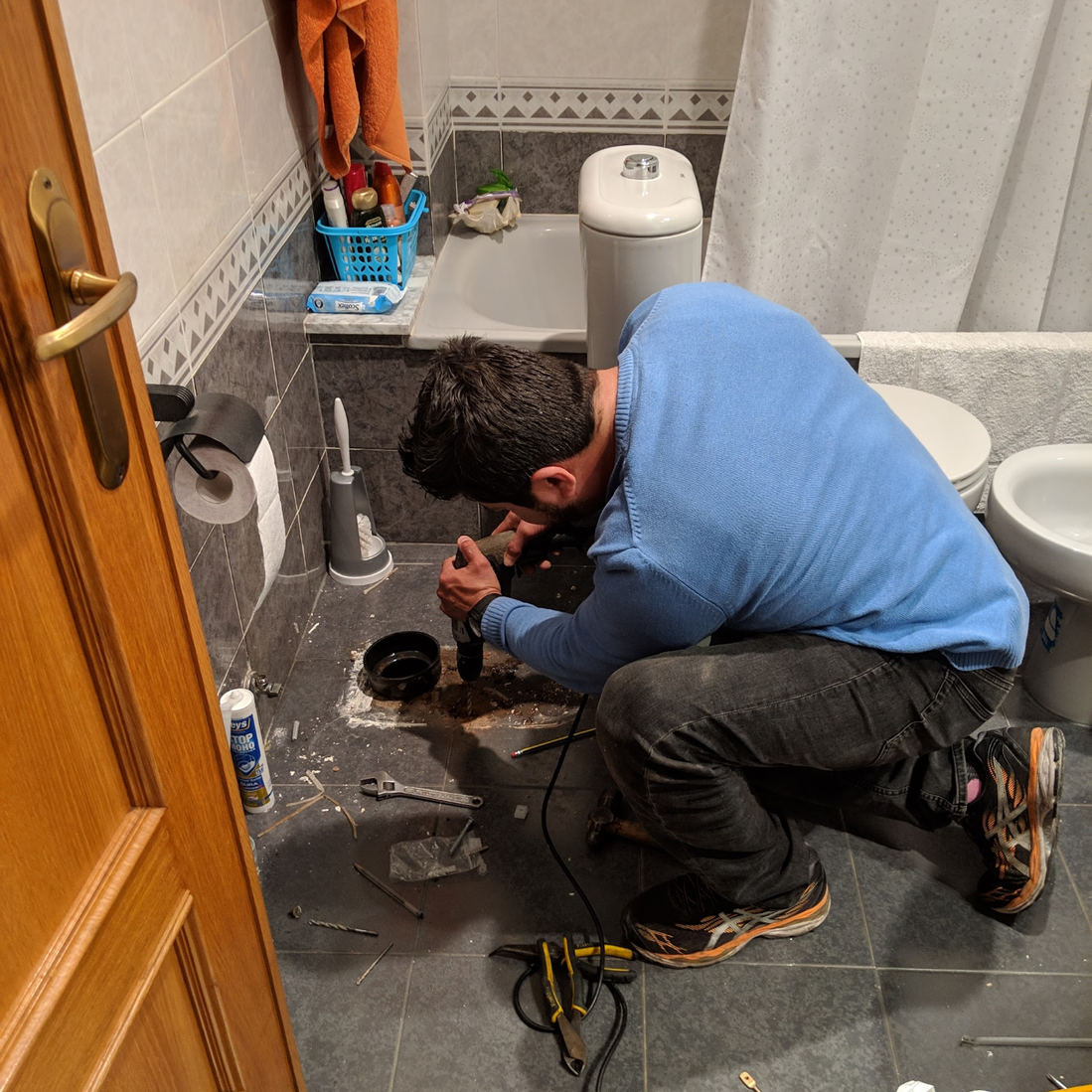 técnico reparado una tubería del baño